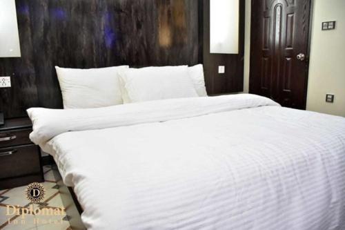 Diplomat Inn Karacsi Kültér fotó